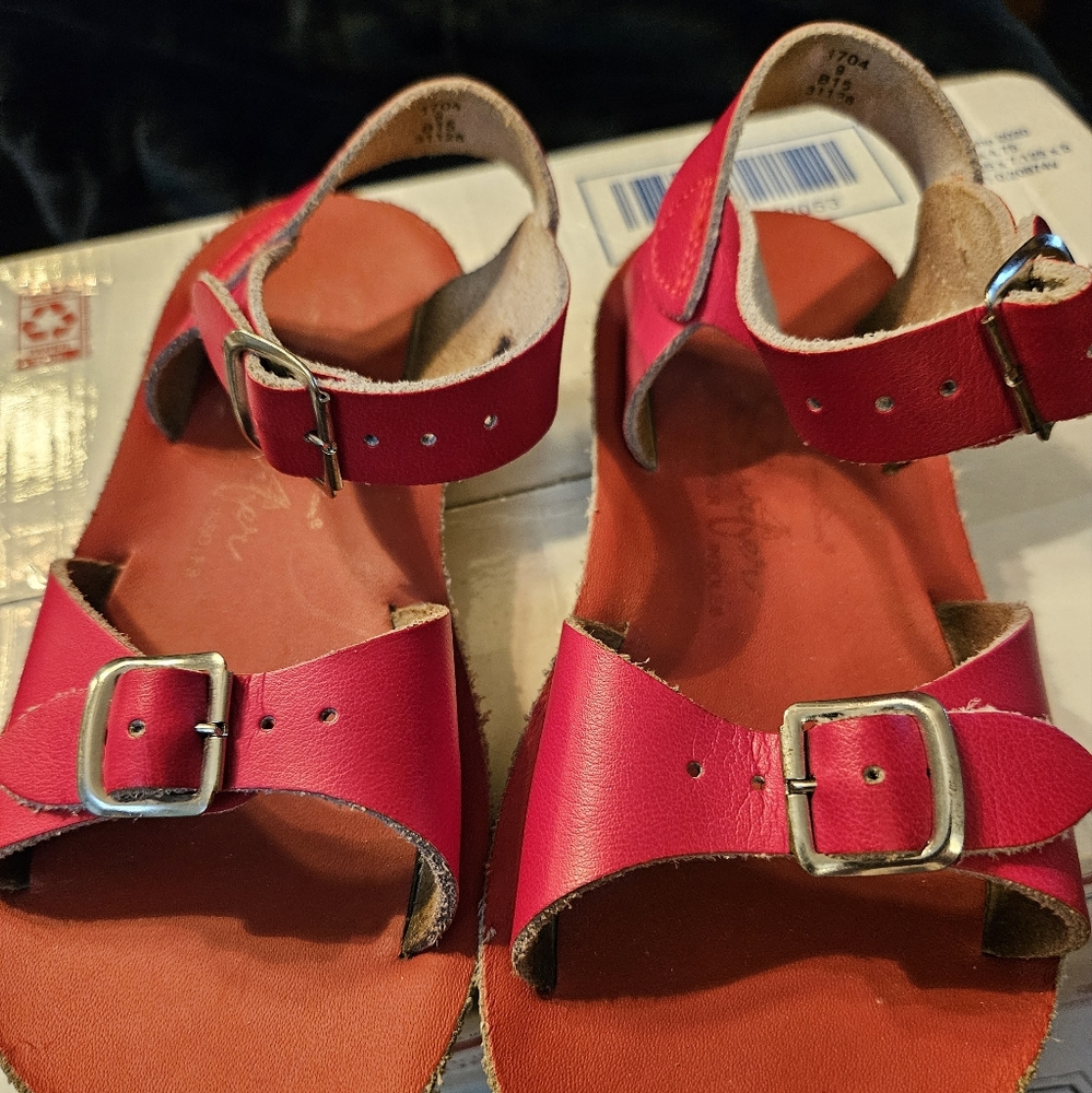 Little girl sandals. VGUC. NS